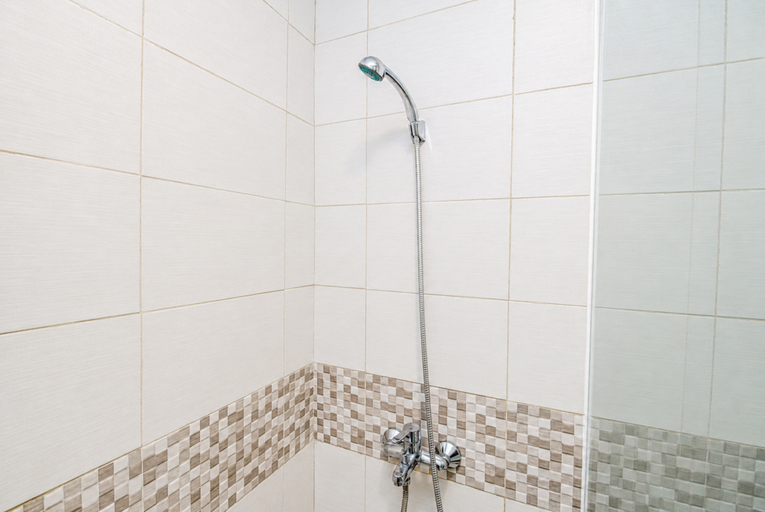 Bathroom 2, Nice Look Studio at Apartment Tamansari Iswara By Travelio, Bekasi