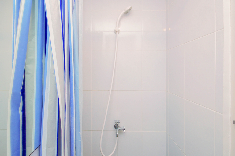 Bathroom 4, Urban Comfy Studio at Apartment Tokyo Riverside PIK 2 By Travelio, Tangerang