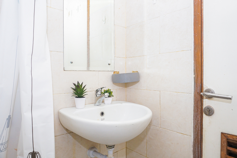 Bathroom 2, Great Choice Studio Apartment at Margonda Residence 1 By Travelio, Depok