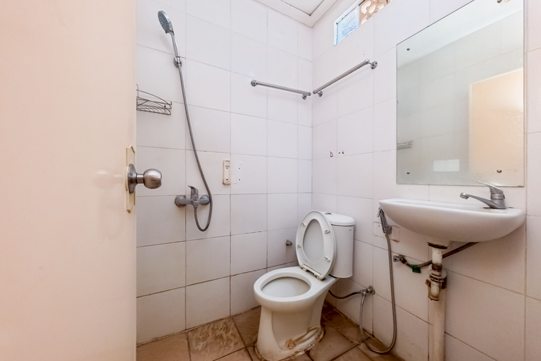 Bathroom 4, Audah Guesthouse Syariah RedPartner, South Jakarta