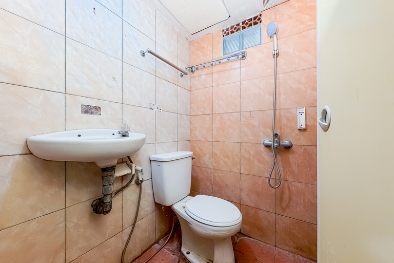 Bathroom 2, Audah Guesthouse Syariah RedPartner, South Jakarta