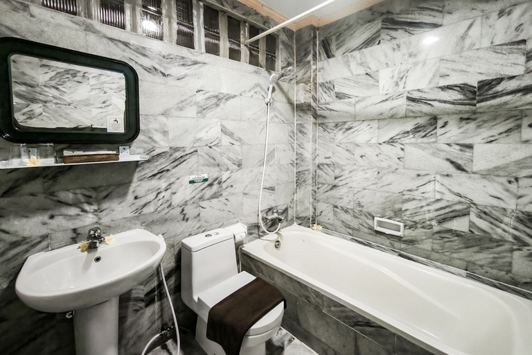 Bathroom 5, Melasti Kuta Beach Hotel and Spa, Badung