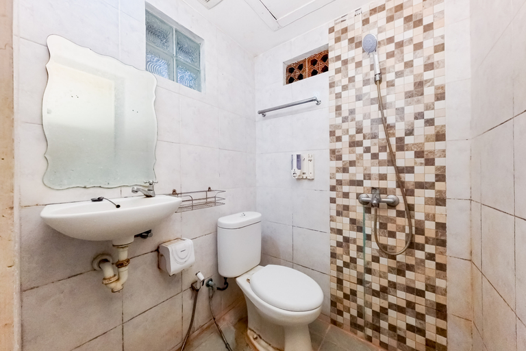 Bathroom 5, Audah Guesthouse Syariah RedPartner, South Jakarta
