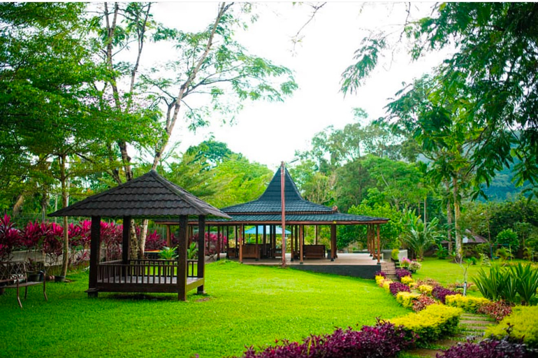 Garden 4, Villa Rumah Kayu Lubuk Minturun, Padang Pariaman