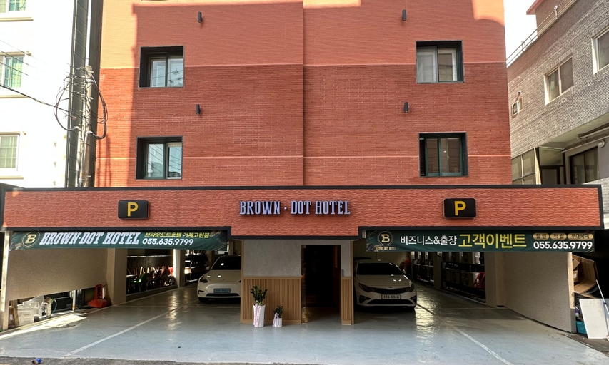 Exterior & Views