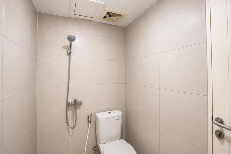 Bathroom 5, Good Designed Studio at Apartment Orchard Supermall Mansion By Travelio, Surabaya
