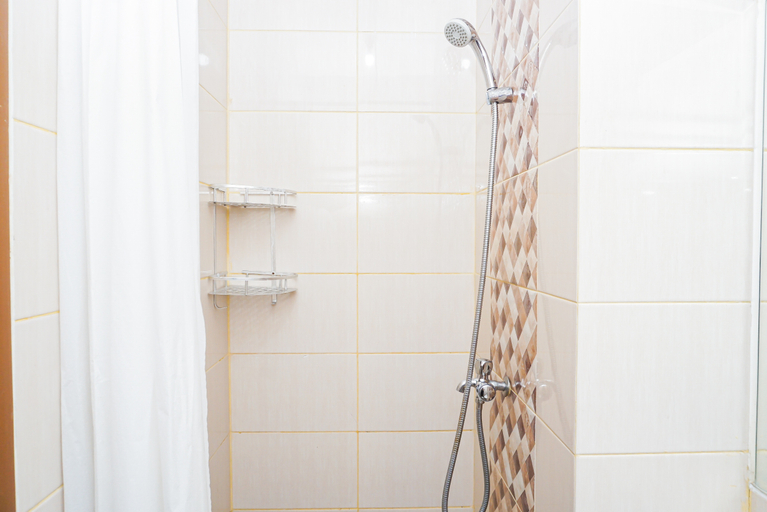 Bathroom 5, Homey and Warm Studio Room at Apartment Dave By Travelio, Depok