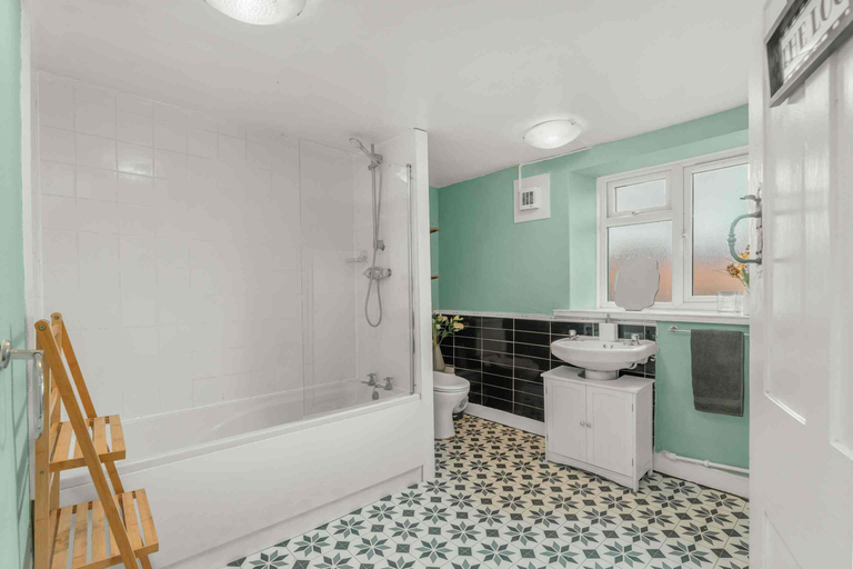 Bathroom 5, Fox Haven Pet-Friendly 3-Bed near Bicester Village, Oxfordshire