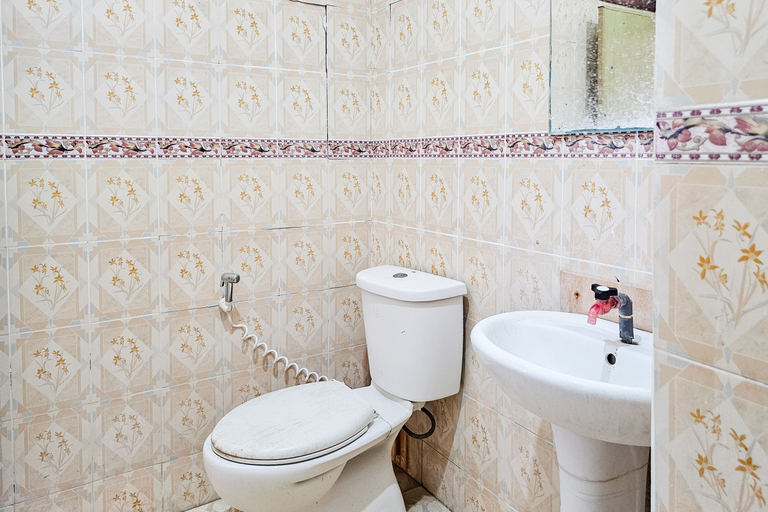 Bathroom 2, RedDoorz @ Derawan Beach Cottage, Berau