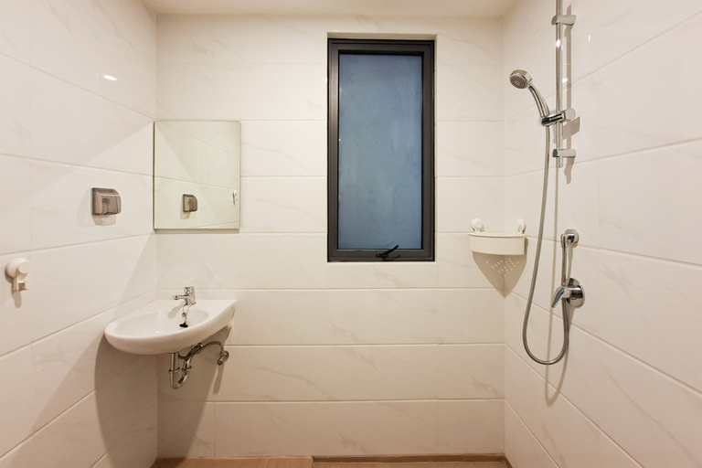 Bathroom 5, Beautifully Designed 2BR at Apartment Sky House BSD By Travelio, Tangerang