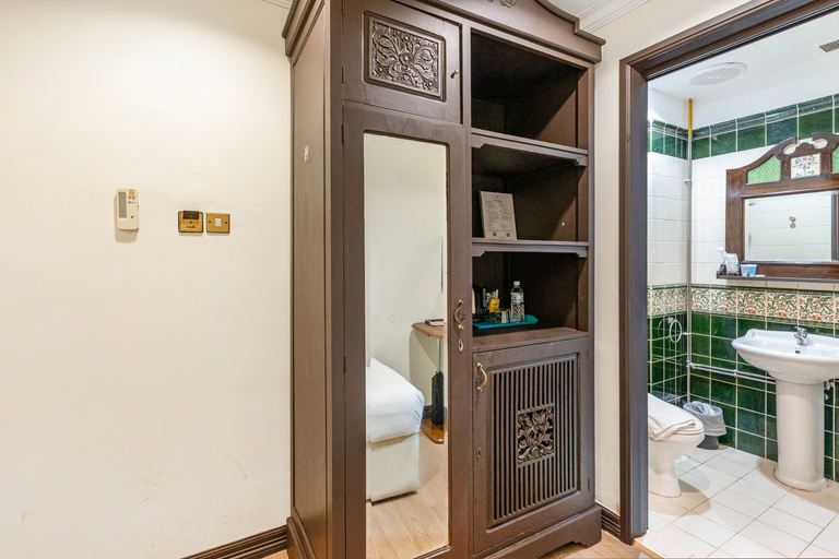 Bathroom 3, iNN at Temple St by Q Loft Newly Renovated, Singapore