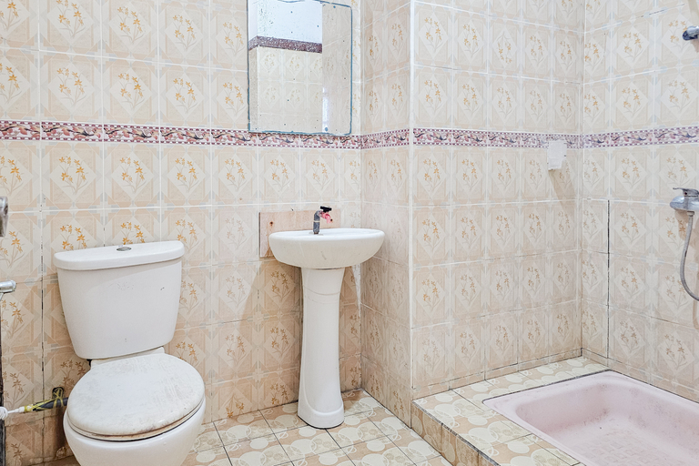 Bathroom 3, RedDoorz @ Derawan Beach Cottage, Berau