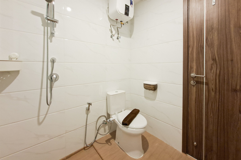 Bathroom 3, Beautifully Designed 2BR at Apartment Sky House BSD By Travelio, Tangerang