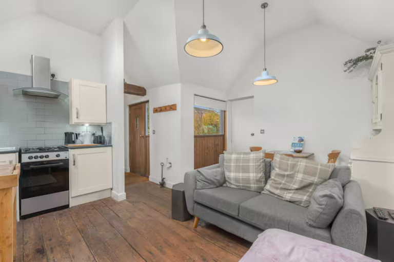 Others 2, The Nook. 1 Bedroom Cottage with Indoor Fireplace, Buckinghamshire