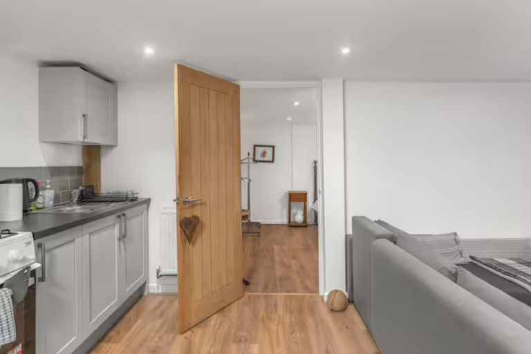 Others 4, The Cranny: 1 Bedroom House with Indoor Fireplace, Buckinghamshire