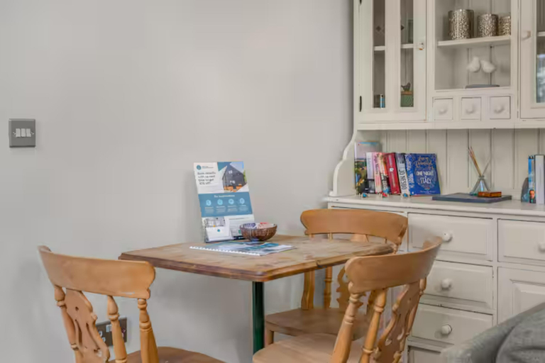 Others 3, The Nook. 1 Bedroom Cottage with Indoor Fireplace, Buckinghamshire