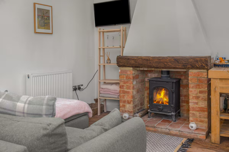 Others 5, The Nook. 1 Bedroom Cottage with Indoor Fireplace, Buckinghamshire