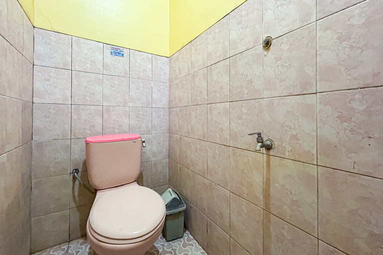 Bathroom, RedDoorz @ Penginapan Riansah Ujunggenteng Sukabumi, Sukabumi