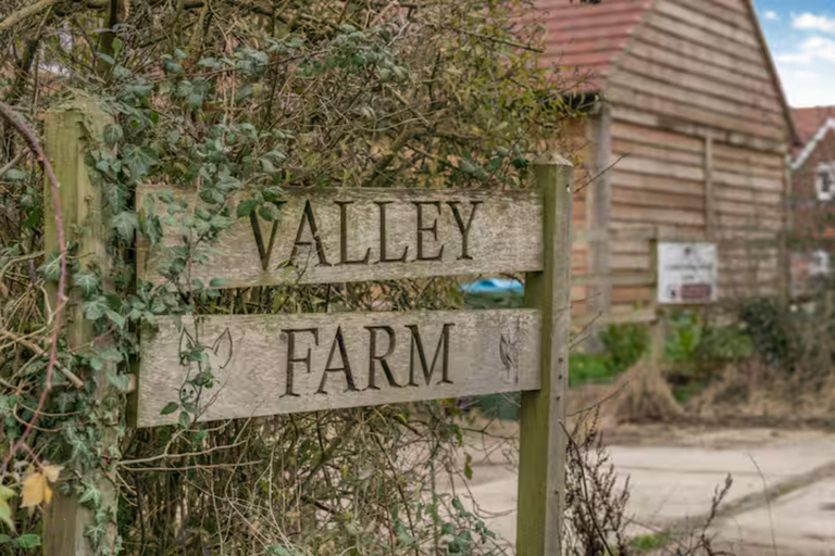 Others 4, The Nook. 1 Bedroom Cottage with Indoor Fireplace, Buckinghamshire