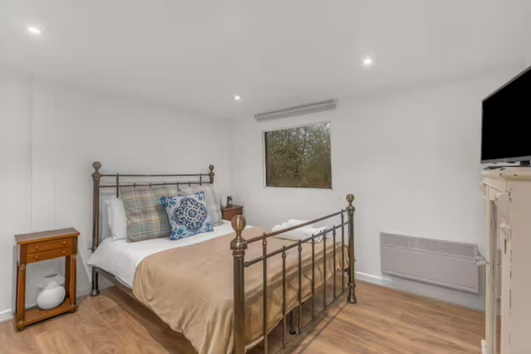 Others 5, The Cranny: 1 Bedroom House with Indoor Fireplace, Buckinghamshire