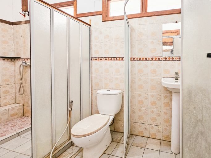 Bathroom 4, RedDoorz @ Derawan Beach Cottage, Berau