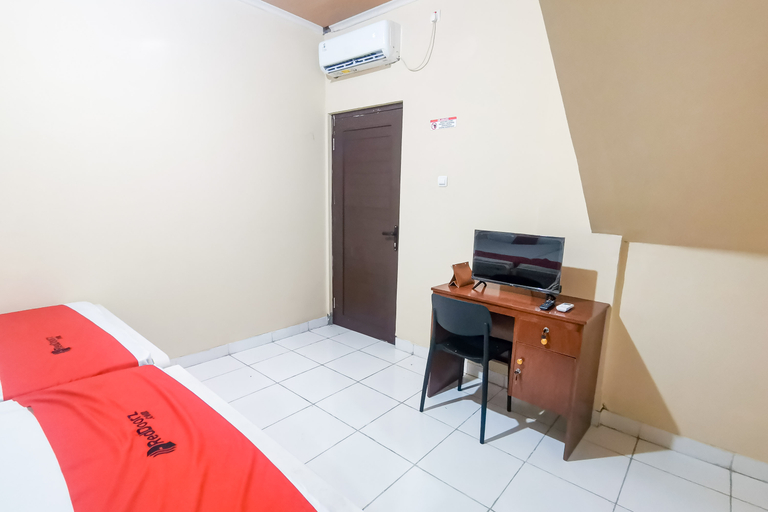 Bedroom 3, RedDoorz near RS Sari Asih Karawaci, Tangerang