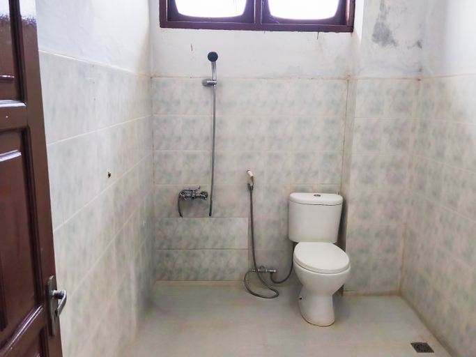 Bathroom 3, Urbanview Syariah Hotel Horas Palopo, Palopo