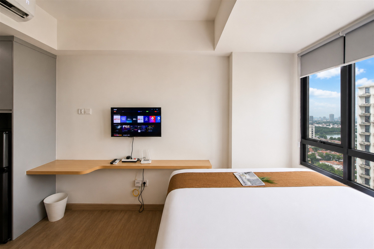 Bedroom 2, Modern Bright Studio at Collins Boulevard Apartment By Travelio, Tangerang