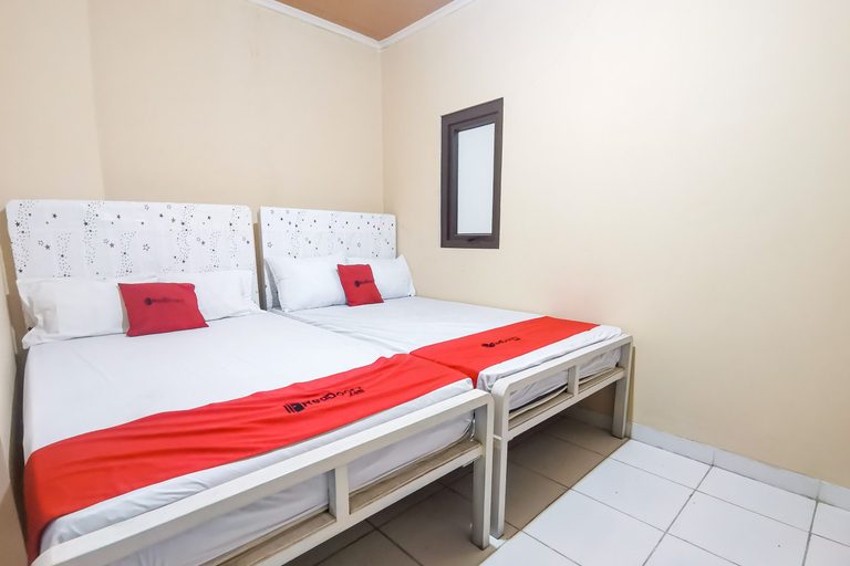 Bedroom 5, RedDoorz near RS Sari Asih Karawaci, Tangerang