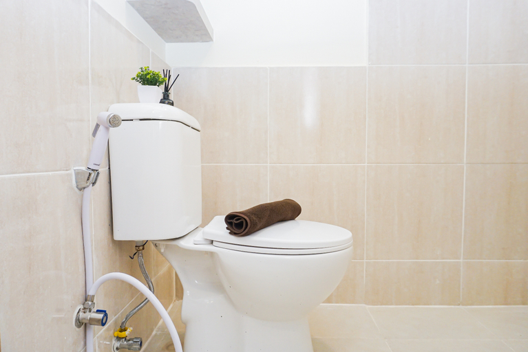 Bathroom 4, Best Deal Studio at Apartment Meikarta District 2 By Travelio, Cikarang
