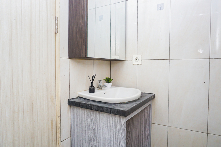 Bathroom 3, Functional and Cozy Studio at Apartment Grand Kamala Lagoon By Travelio, Bekasi