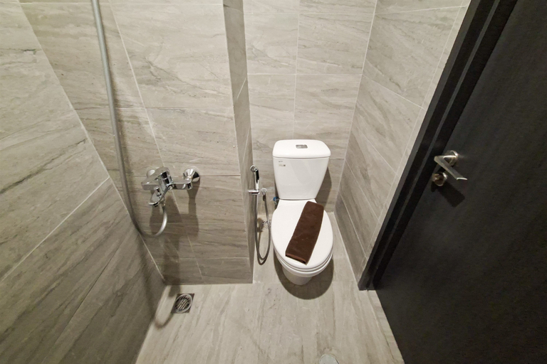 Bathroom 3, Modern Bright Studio at Collins Boulevard Apartment By Travelio, Tangerang