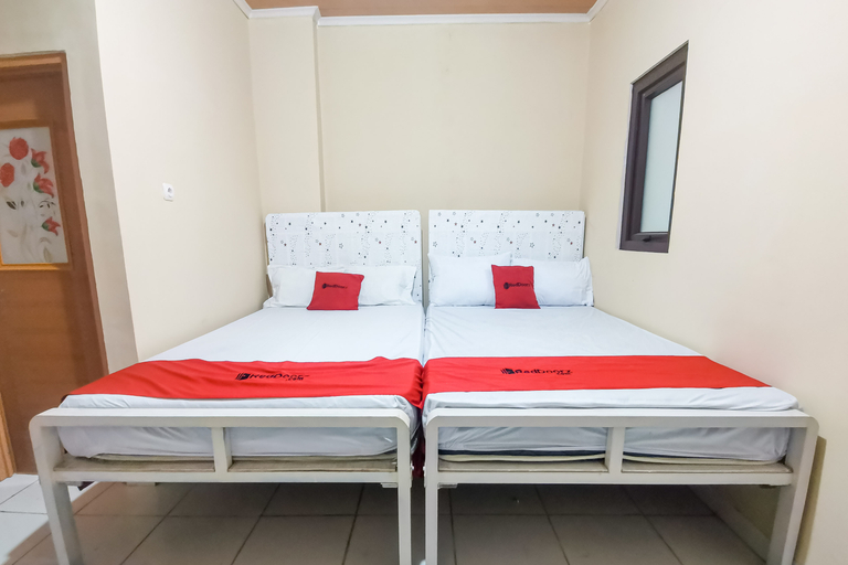Bedroom 4, RedDoorz near RS Sari Asih Karawaci, Tangerang