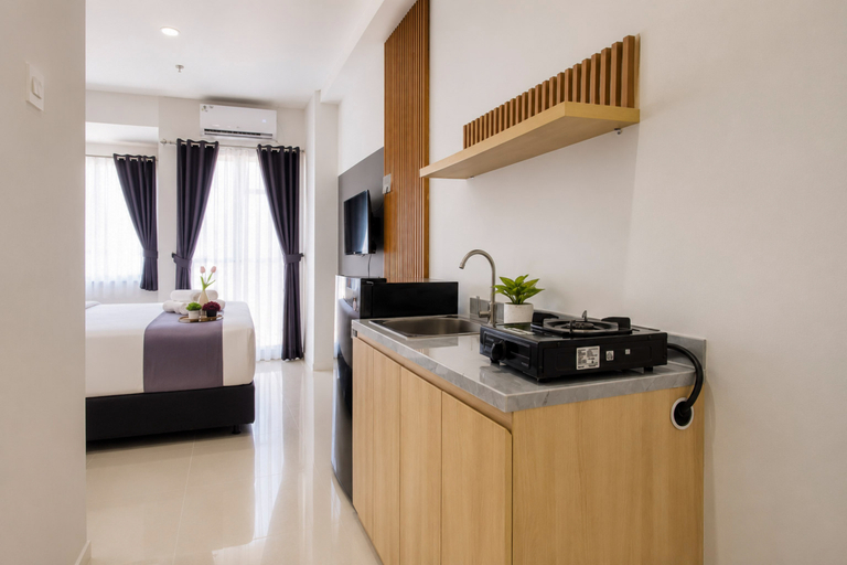 Others 4, Modern and Convenient Studio at Apartment Kyo Society By Travelio, Surabaya