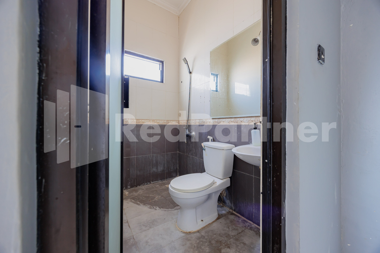 Bathroom 2, Jo Inn RedPartner, South Jakarta