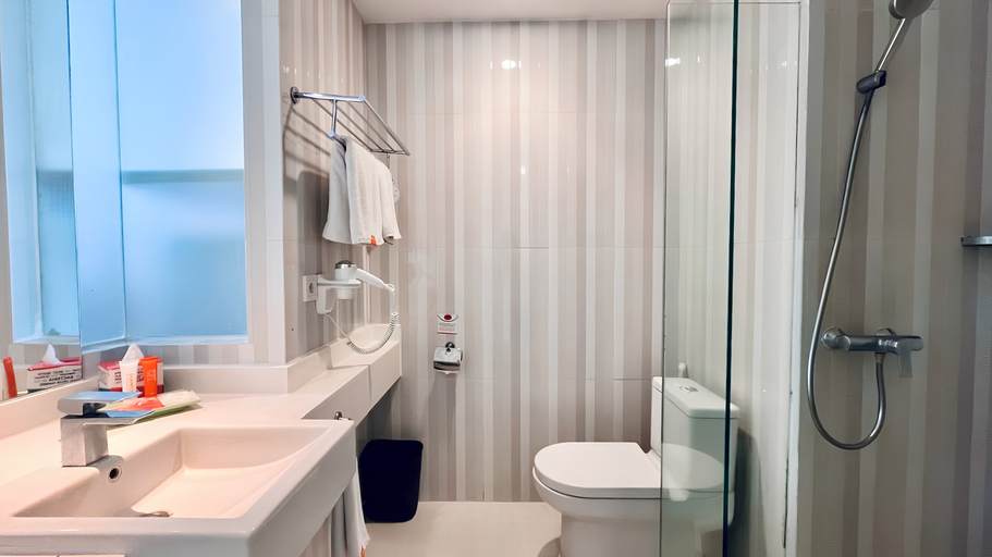 Bathroom 5, HARRIS Hotel & Conventions Malang, Malang