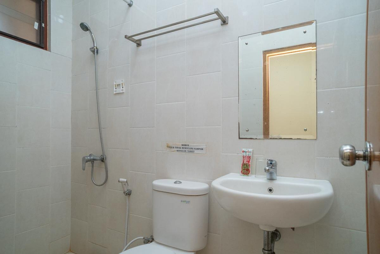 Bathroom 3, RedDoorz Plus near Cirebon Super Block Mall 2, Cirebon