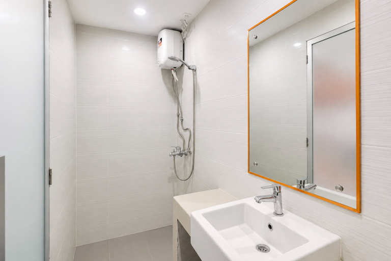 Bathroom 2, Relaxing Studio at Apartment Skyview Medan By Travelio, Medan