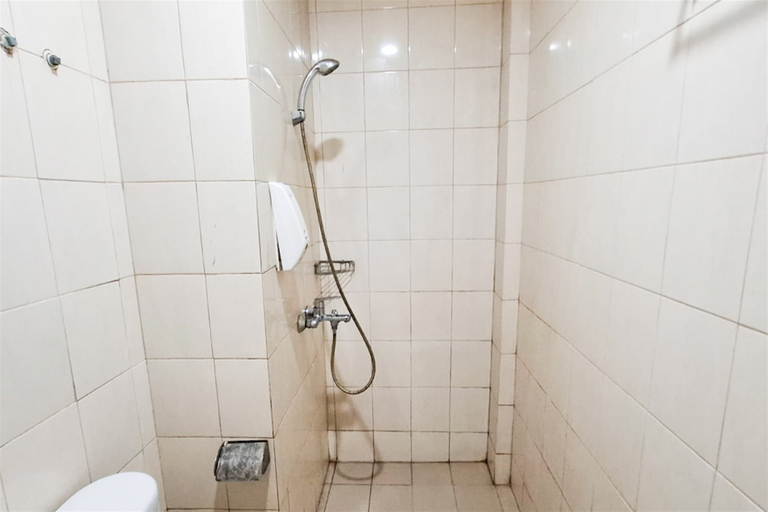 Bathroom 4, Cozy and Homey 2BR at Apartment Vida View Makassar By Travelio, Makassar