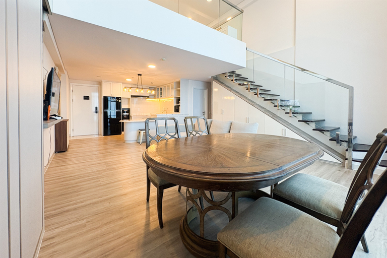 Living Room 2, Elegant Spacious Studio Loft at Apartment VieLoft SOHO dan SKY Residence By Travelio, Surabaya