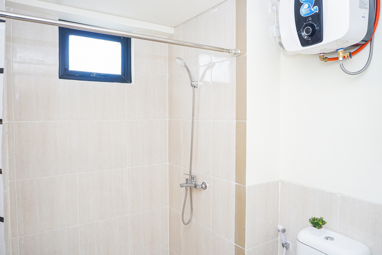 Bathroom 5, Modern and Airy 3BR at Apartment Meikarta District 2 By Travelio, Cikarang