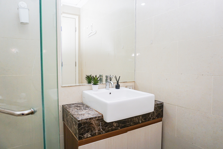 Bathroom 3, Chic and Cozy 1BR at Apartment Casa Grande By Travelio, Jakarta Selatan