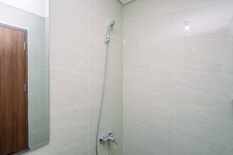 Bathroom 3, Minimalist Studio at Apartment B Residence Grogol By Travelio, Jakarta Barat