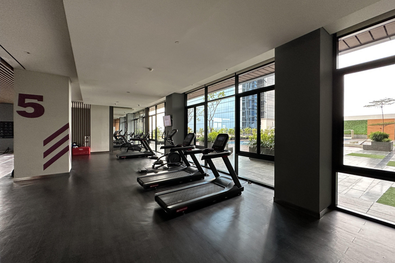 Fitness Center, Elegant Spacious Studio Loft at Apartment VieLoft SOHO dan SKY Residence By Travelio, Surabaya