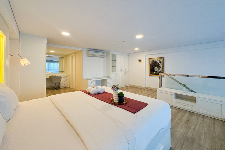 Bedroom 3, Elegant Spacious Studio Loft at Apartment VieLoft SOHO dan SKY Residence By Travelio, Surabaya