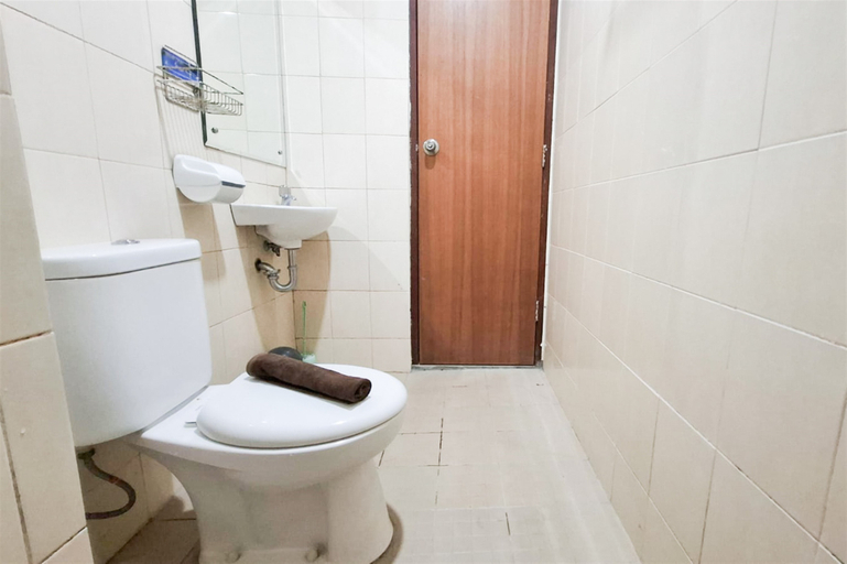 Bathroom 5, Mordern Combined 3BR at Apartment Vida View Makassar By Travelio, Makassar