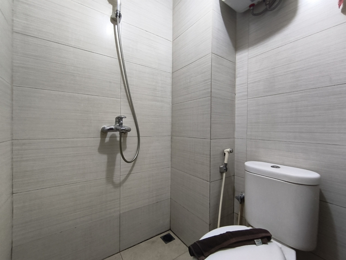Bathroom 2, Bright Comfortable 1BR at Apartment Gateway Pasteur By Travelio, Bandung