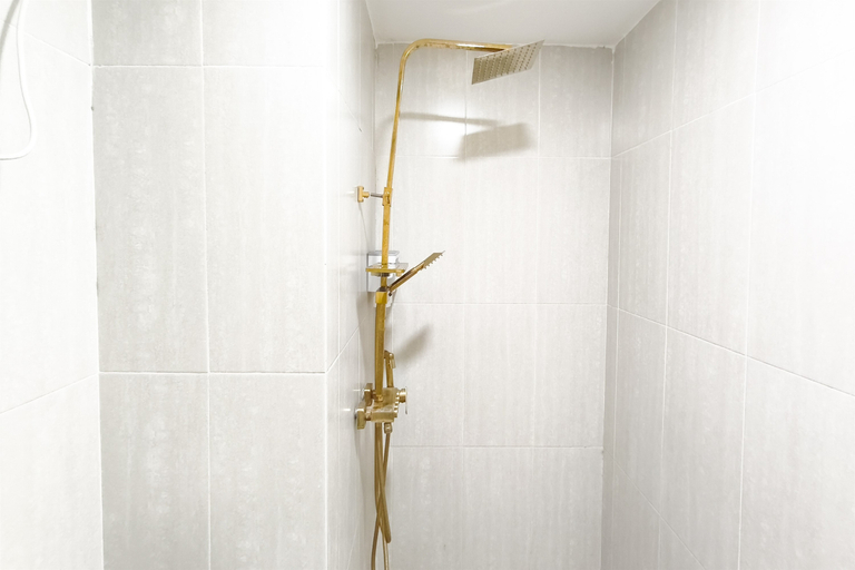 Bathroom 5, Refined Studio at Apartment Grand Asia Afrika By Travelio, Bandung