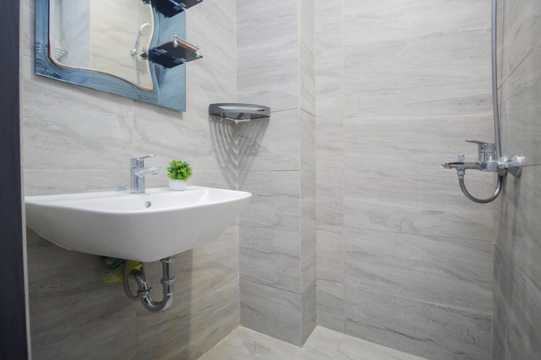 Bathroom 4, Chic and Homey Studio Room at Apartment Collins Boulevard By Travelio, Tangerang