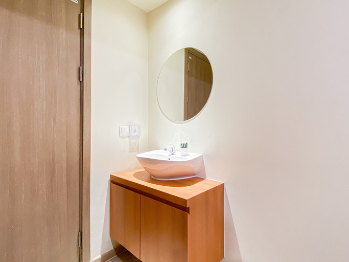 Bathroom 2, Sophisticated 2BR at Apartement Meikarta District 1 By Travelio, Cikarang